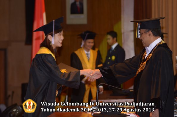 wisuda-unpad-gel-iv-ta-2012_2013-fakultas-kedokteran-gigi-oleh-rektor-078