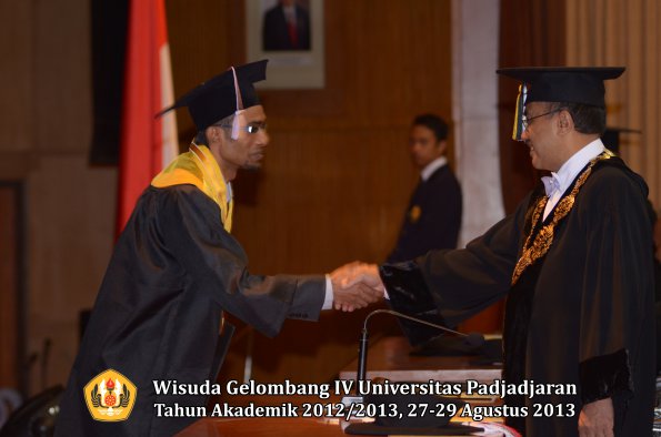 wisuda-unpad-gel-iv-ta-2012_2013-fakultas-kedokteran-gigi-oleh-rektor-082