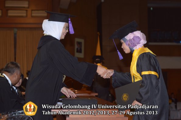 wisuda-unpad-gel-iv-ta-2012_2013-fakultas-psikologi-oleh-dekan-021