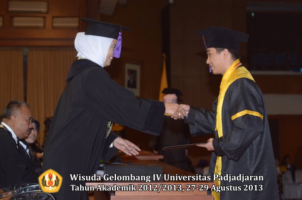 wisuda-unpad-gel-iv-ta-2012_2013-fakultas-psikologi-oleh-dekan-022