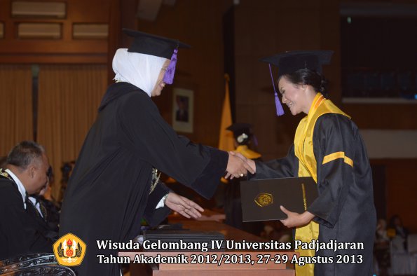 wisuda-unpad-gel-iv-ta-2012_2013-fakultas-psikologi-oleh-dekan-026