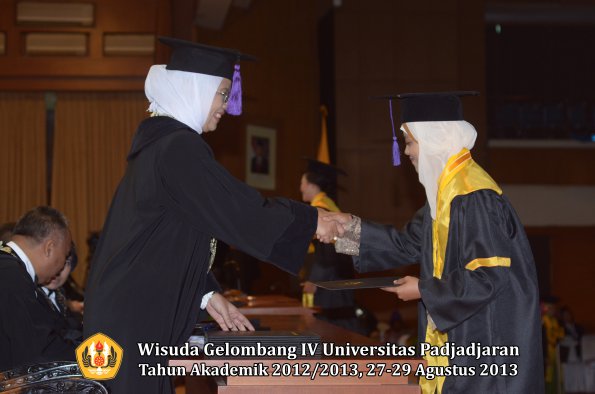 wisuda-unpad-gel-iv-ta-2012_2013-fakultas-psikologi-oleh-dekan-027