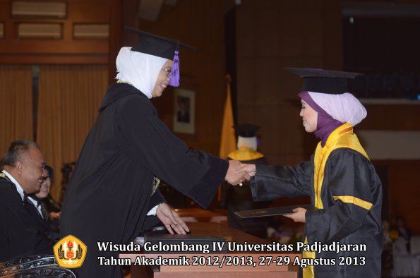 wisuda-unpad-gel-iv-ta-2012_2013-fakultas-psikologi-oleh-dekan-028