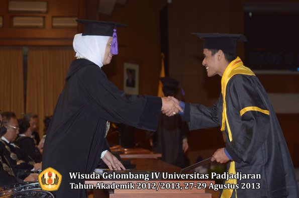 wisuda-unpad-gel-iv-ta-2012_2013-fakultas-psikologi-oleh-dekan-032