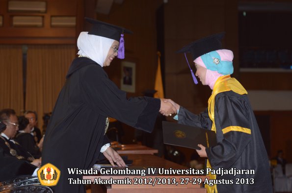 wisuda-unpad-gel-iv-ta-2012_2013-fakultas-psikologi-oleh-dekan-033