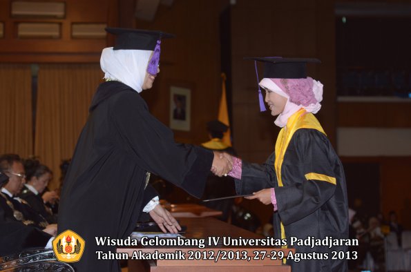 wisuda-unpad-gel-iv-ta-2012_2013-fakultas-psikologi-oleh-dekan-035