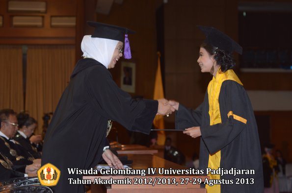 wisuda-unpad-gel-iv-ta-2012_2013-fakultas-psikologi-oleh-dekan-036