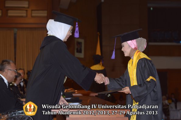 wisuda-unpad-gel-iv-ta-2012_2013-fakultas-psikologi-oleh-dekan-037