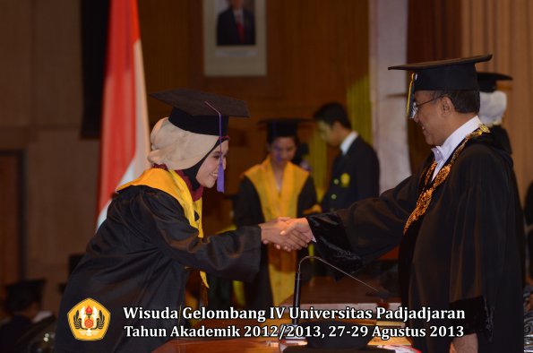 wisuda-unpad-gel-iv-ta-2012_2013-fakultas-psikologi-oleh-rektor-019