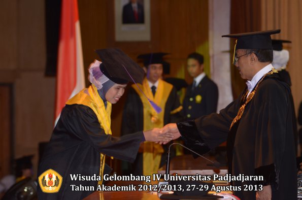 wisuda-unpad-gel-iv-ta-2012_2013-fakultas-psikologi-oleh-rektor-021