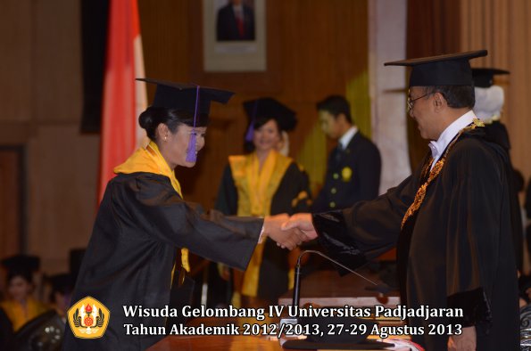 wisuda-unpad-gel-iv-ta-2012_2013-fakultas-psikologi-oleh-rektor-025