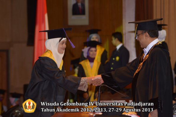 wisuda-unpad-gel-iv-ta-2012_2013-fakultas-psikologi-oleh-rektor-027