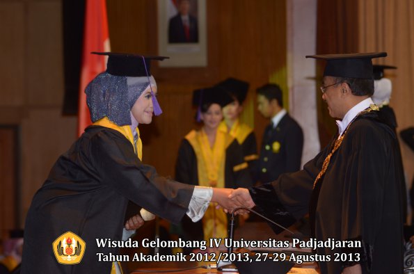 wisuda-unpad-gel-iv-ta-2012_2013-fakultas-psikologi-oleh-rektor-029