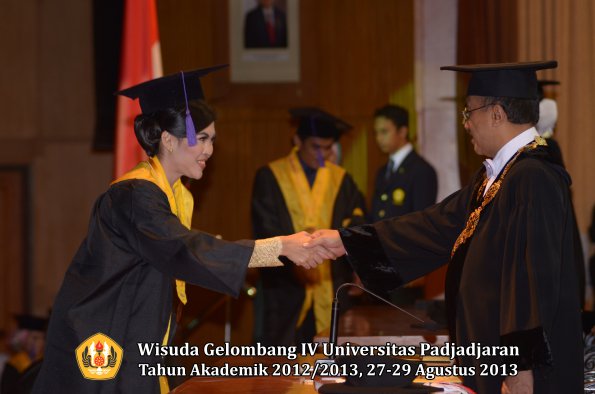 wisuda-unpad-gel-iv-ta-2012_2013-fakultas-psikologi-oleh-rektor-031