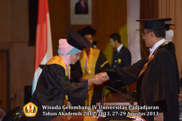 wisuda-unpad-gel-iv-ta-2012_2013-fakultas-psikologi-oleh-rektor-033