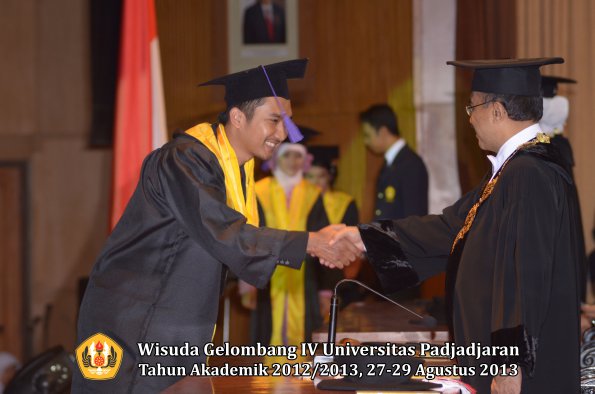 wisuda-unpad-gel-iv-ta-2012_2013-fakultas-psikologi-oleh-rektor-034