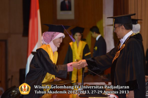 wisuda-unpad-gel-iv-ta-2012_2013-fakultas-psikologi-oleh-rektor-035