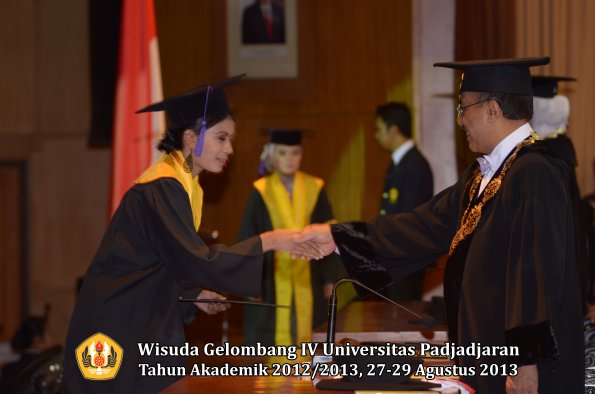 wisuda-unpad-gel-iv-ta-2012_2013-fakultas-psikologi-oleh-rektor-036