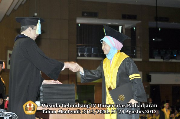 wisuda-unpad-gel-iv-ta-2012_2013-fakultas-farmasi-oleh-dekan-006