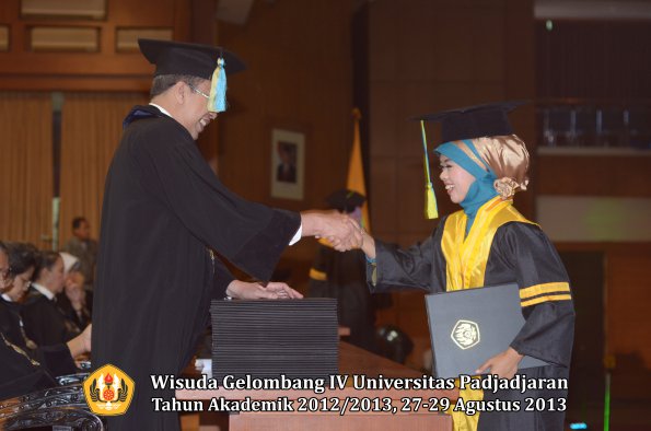 wisuda-unpad-gel-iv-ta-2012_2013-fakultas-farmasi-oleh-dekan-007