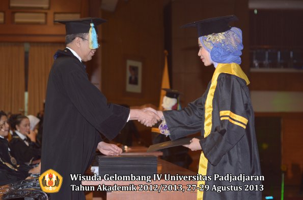 wisuda-unpad-gel-iv-ta-2012_2013-fakultas-farmasi-oleh-dekan-028