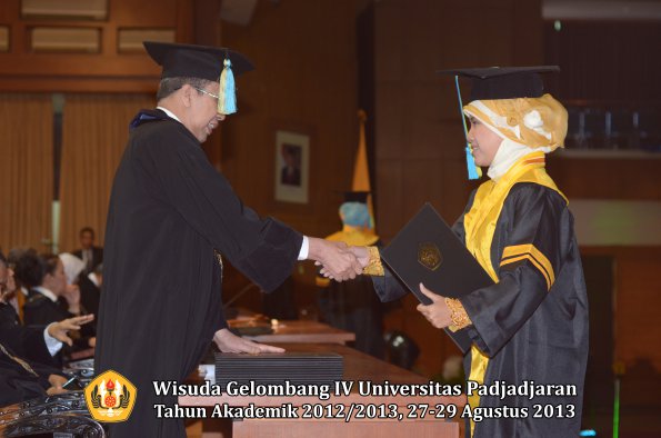 wisuda-unpad-gel-iv-ta-2012_2013-fakultas-farmasi-oleh-dekan-035