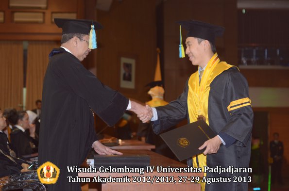 wisuda-unpad-gel-iv-ta-2012_2013-fakultas-farmasi-oleh-dekan-036