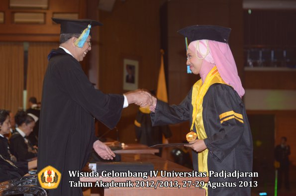 wisuda-unpad-gel-iv-ta-2012_2013-fakultas-farmasi-oleh-dekan-040