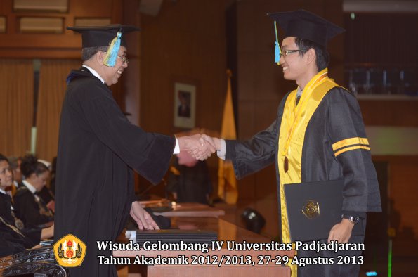 wisuda-unpad-gel-iv-ta-2012_2013-fakultas-farmasi-oleh-dekan-041