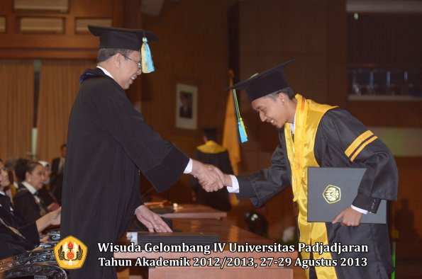 wisuda-unpad-gel-iv-ta-2012_2013-fakultas-farmasi-oleh-dekan-042