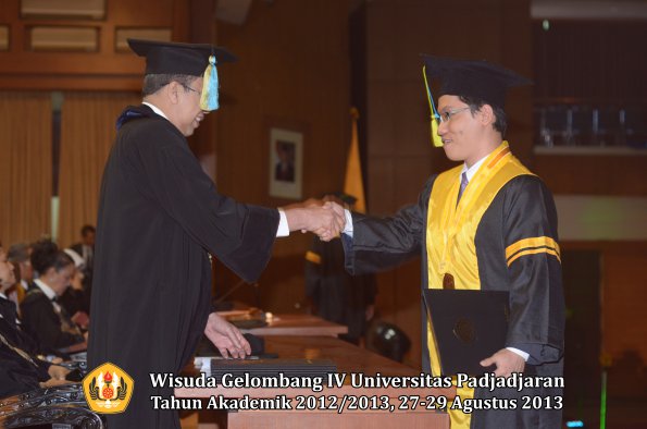 wisuda-unpad-gel-iv-ta-2012_2013-fakultas-farmasi-oleh-dekan-043