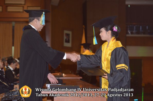 wisuda-unpad-gel-iv-ta-2012_2013-fakultas-farmasi-oleh-dekan-044