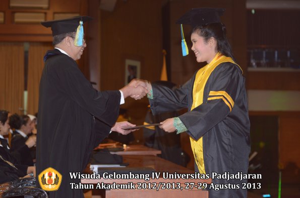 wisuda-unpad-gel-iv-ta-2012_2013-fakultas-farmasi-oleh-dekan-045