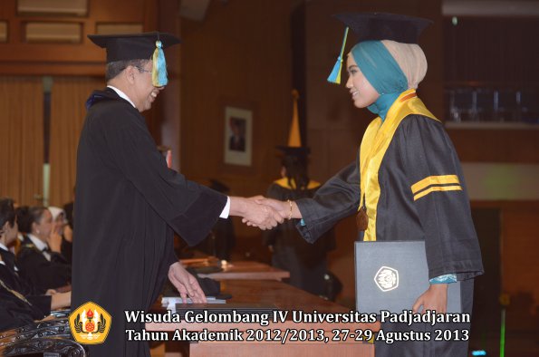 wisuda-unpad-gel-iv-ta-2012_2013-fakultas-farmasi-oleh-dekan-046