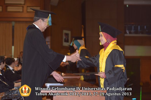 wisuda-unpad-gel-iv-ta-2012_2013-fakultas-farmasi-oleh-dekan-047