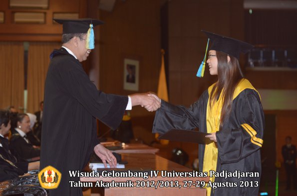 wisuda-unpad-gel-iv-ta-2012_2013-fakultas-farmasi-oleh-dekan-048