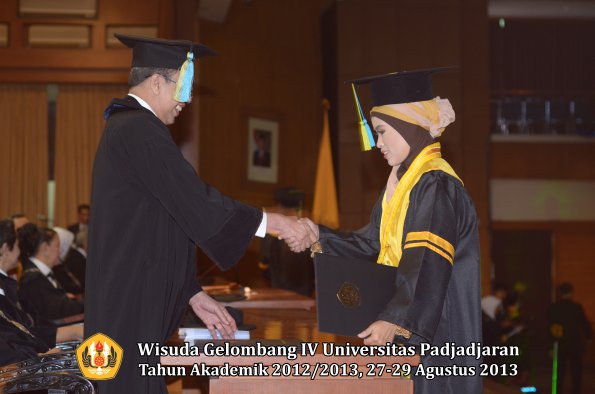 wisuda-unpad-gel-iv-ta-2012_2013-fakultas-farmasi-oleh-dekan-049