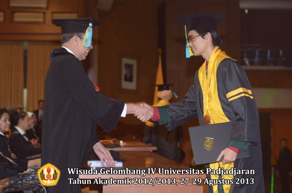 wisuda-unpad-gel-iv-ta-2012_2013-fakultas-farmasi-oleh-dekan-050