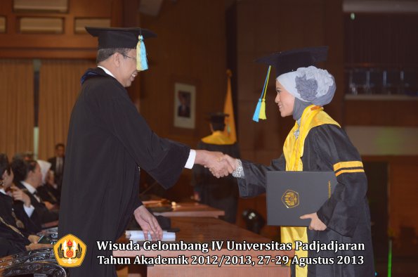 wisuda-unpad-gel-iv-ta-2012_2013-fakultas-farmasi-oleh-dekan-051