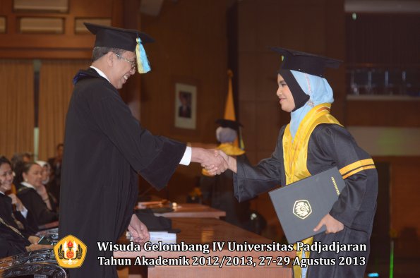 wisuda-unpad-gel-iv-ta-2012_2013-fakultas-farmasi-oleh-dekan-052