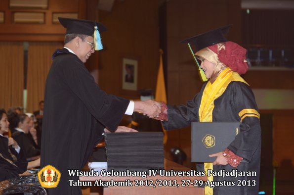 wisuda-unpad-gel-iv-ta-2012_2013-fakultas-farmasi-oleh-dekan-053