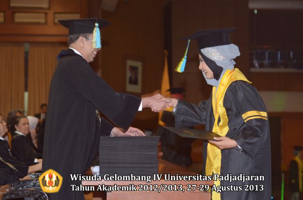 wisuda-unpad-gel-iv-ta-2012_2013-fakultas-farmasi-oleh-dekan-054