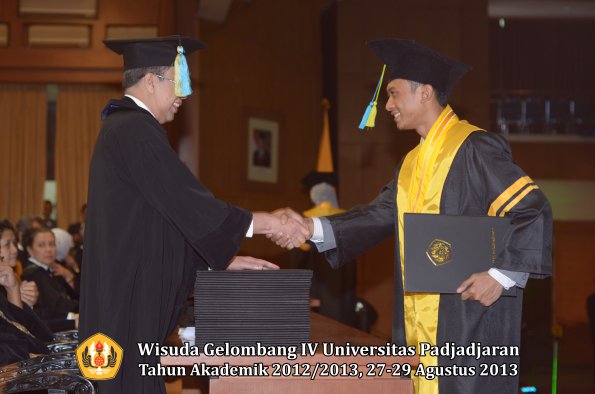 wisuda-unpad-gel-iv-ta-2012_2013-fakultas-farmasi-oleh-dekan-055