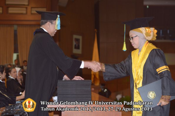 wisuda-unpad-gel-iv-ta-2012_2013-fakultas-farmasi-oleh-dekan-056