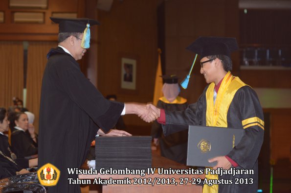 wisuda-unpad-gel-iv-ta-2012_2013-fakultas-farmasi-oleh-dekan-060