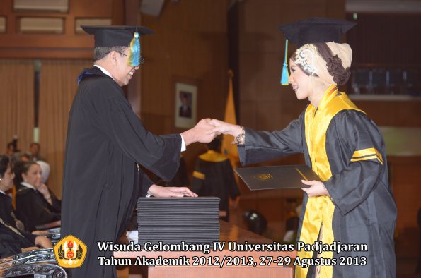 wisuda-unpad-gel-iv-ta-2012_2013-fakultas-farmasi-oleh-dekan-061