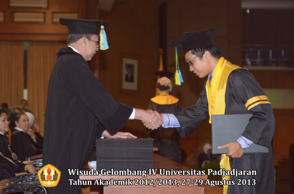 wisuda-unpad-gel-iv-ta-2012_2013-fakultas-farmasi-oleh-dekan-062