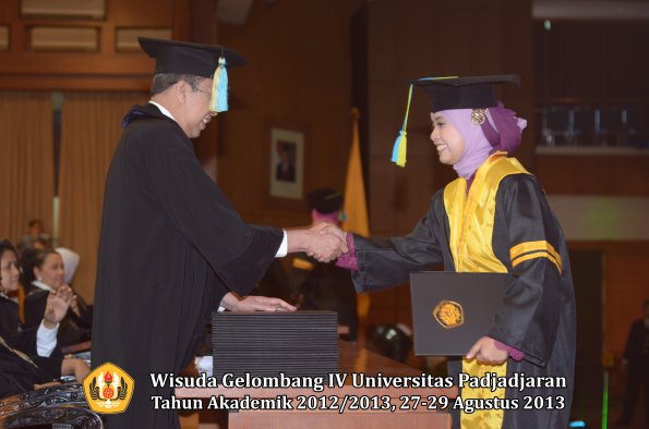 wisuda-unpad-gel-iv-ta-2012_2013-fakultas-farmasi-oleh-dekan-065