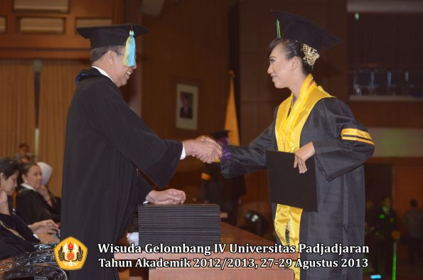 wisuda-unpad-gel-iv-ta-2012_2013-fakultas-farmasi-oleh-dekan-066