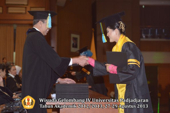 wisuda-unpad-gel-iv-ta-2012_2013-fakultas-farmasi-oleh-dekan-068